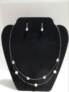 AVON PLACIDA NECKLACE & EARRING GIFT SET (NEW WITH TAG)